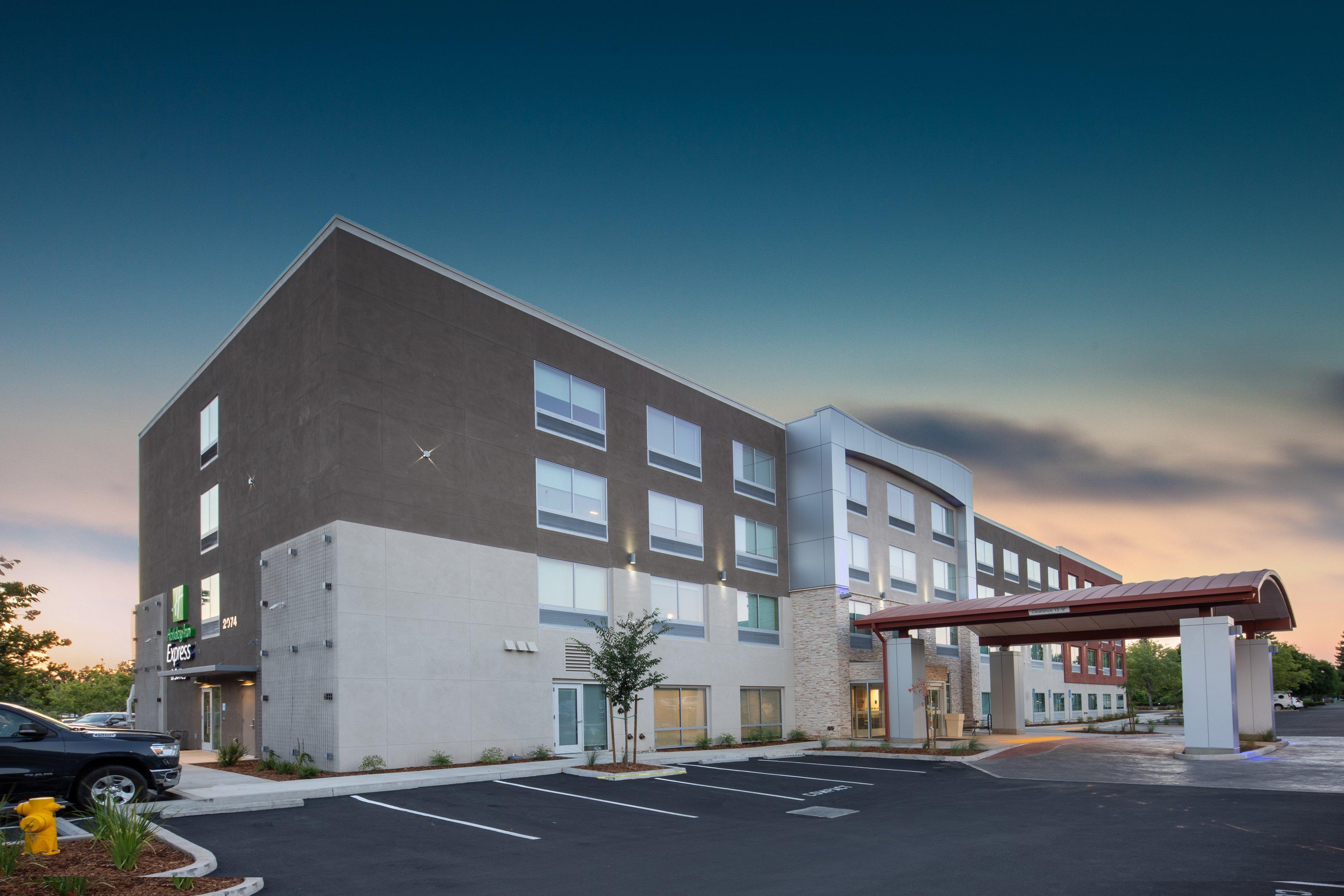 Holiday Inn Express & Suites Chico By Ihg Exterior photo