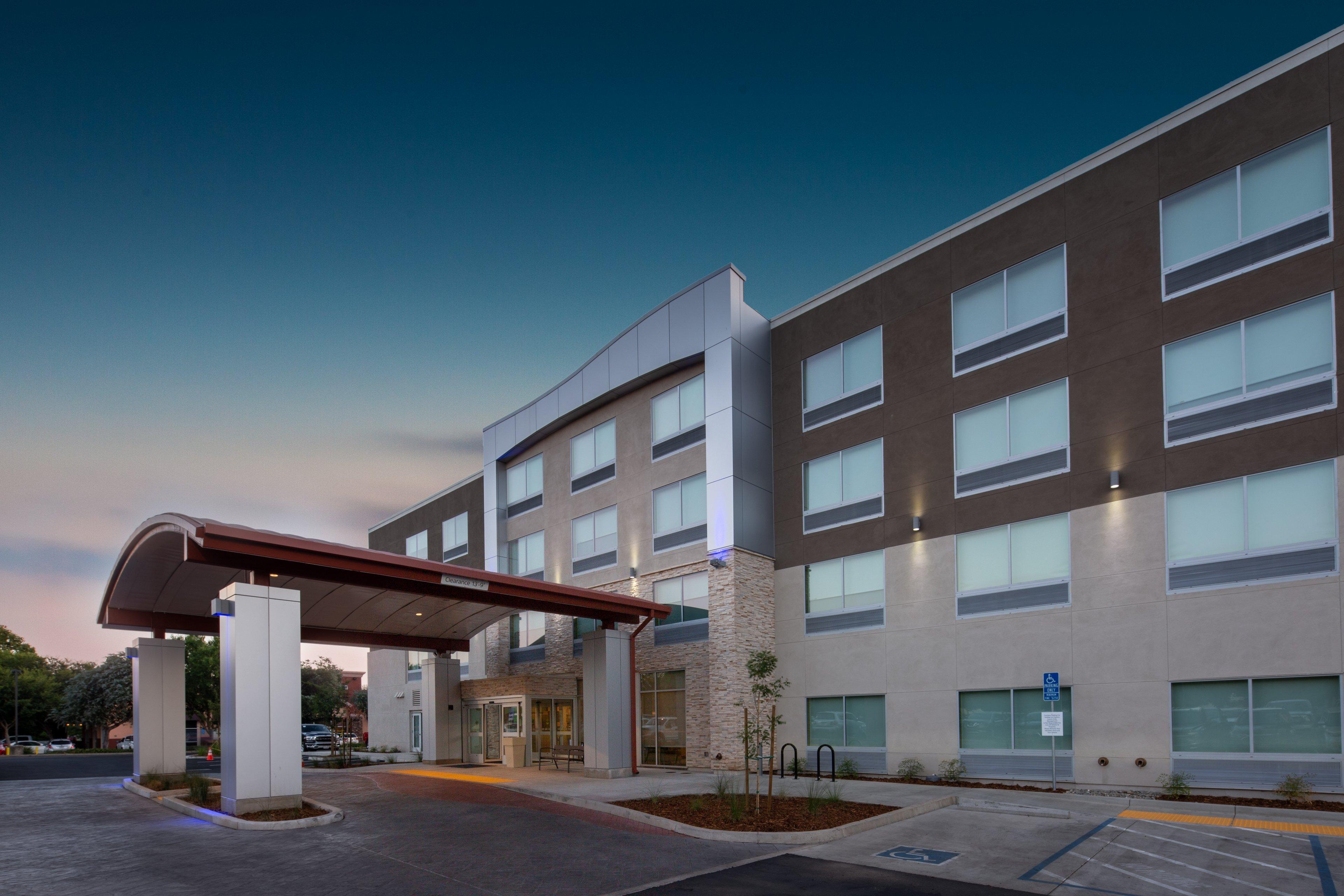 Holiday Inn Express & Suites Chico By Ihg Exterior photo