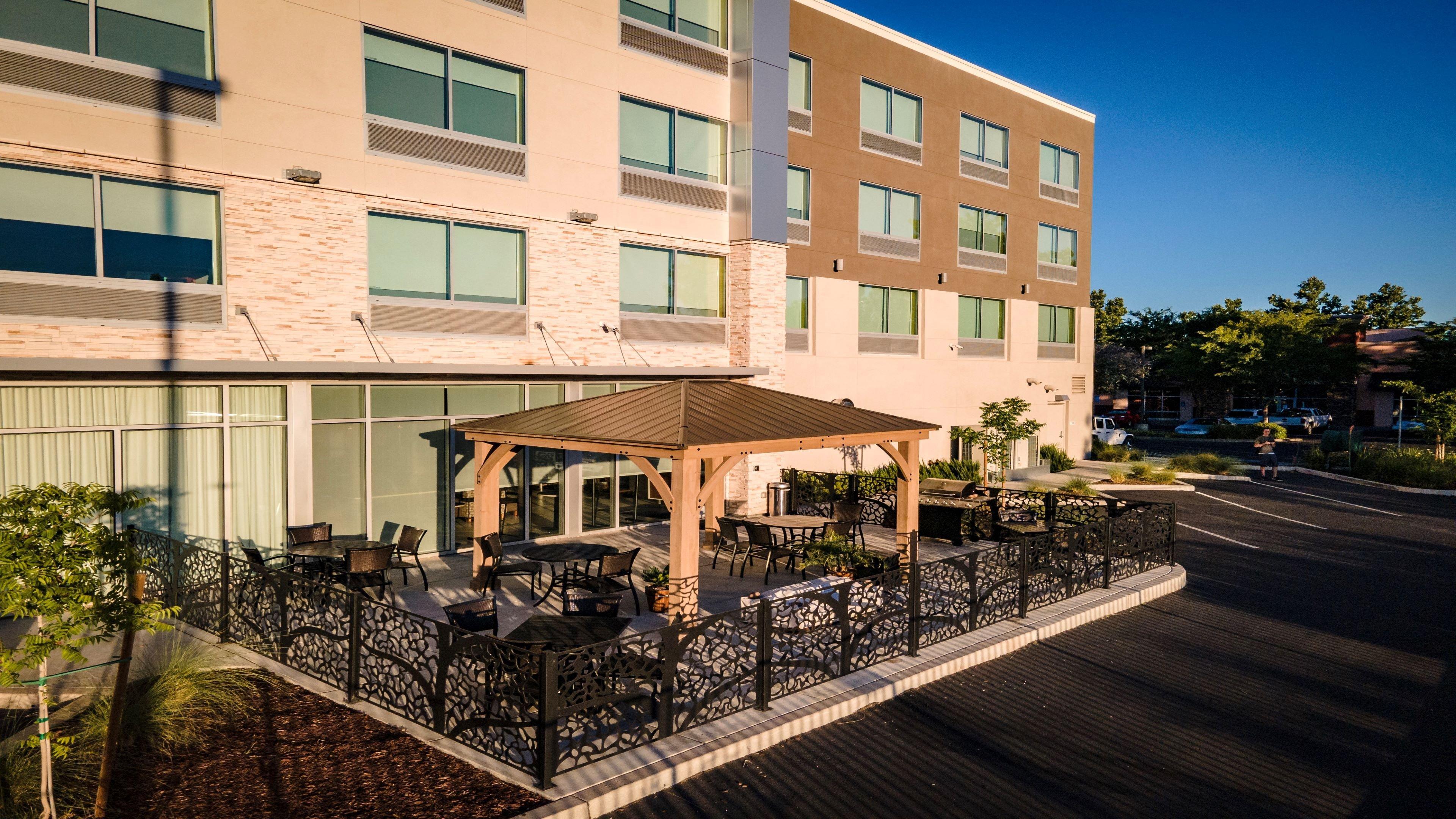 Holiday Inn Express & Suites Chico By Ihg Exterior photo